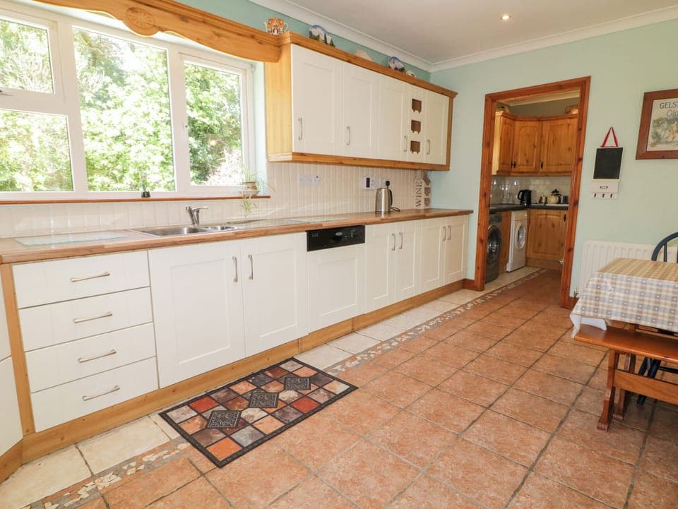 Cottage | Private kitchen | Dishwasher, cookware/dishes/utensils