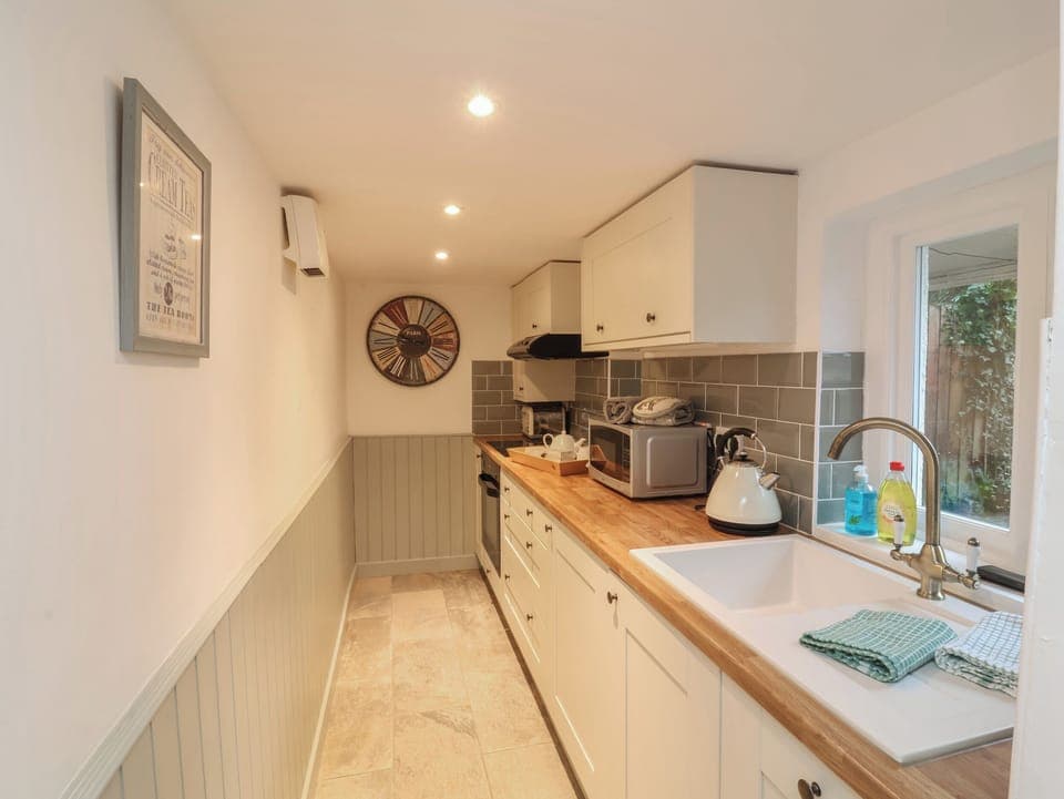 Fridge, dishwasher, cookware/dishes/utensils