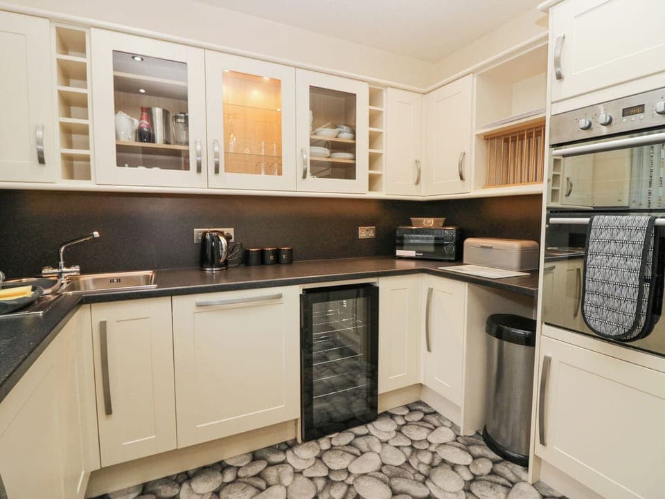 Fridge, dishwasher, cookware/dishes/utensils