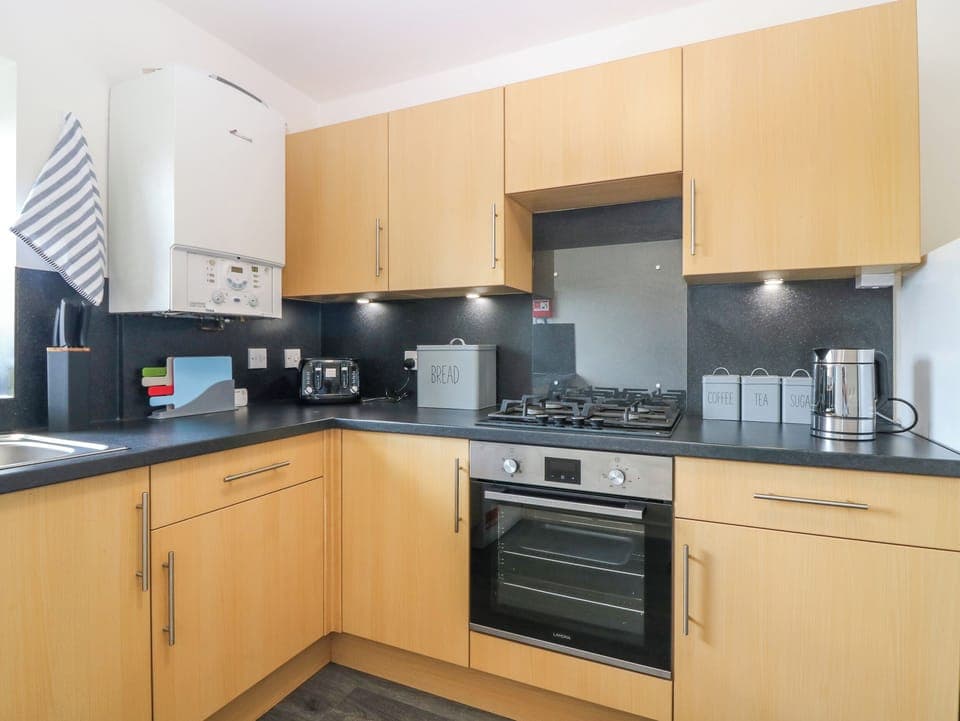 Electric kettle, toaster, cookware/dishes/utensils