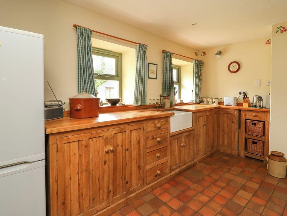 Electric kettle, toaster, cookware/dishes/utensils