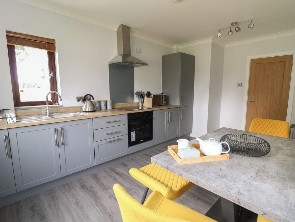 Electric kettle, toaster, cookware/dishes/utensils