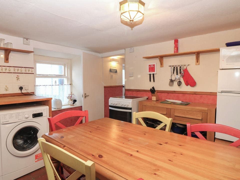 Electric kettle, toaster, cookware/dishes/utensils