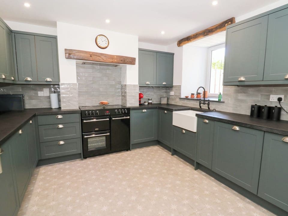 Cottage | Private kitchen | Fridge, dishwasher, cookware/dishes/utensils