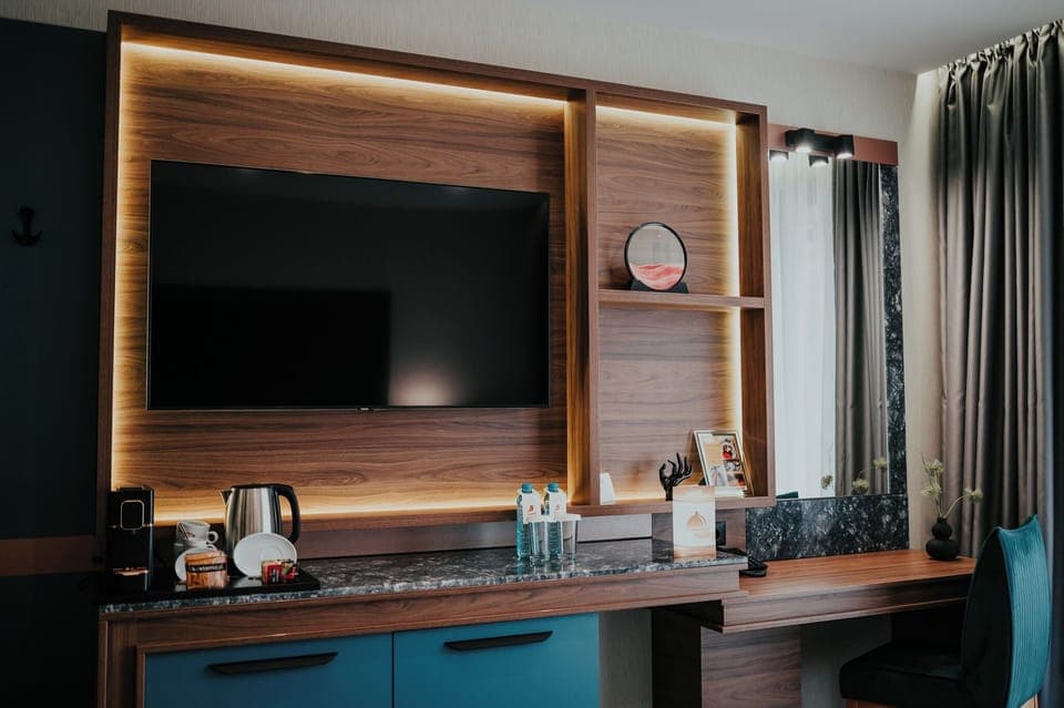 Standard Room | In-room safe, desk, laptop workspace, soundproofing