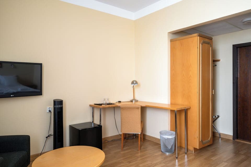 Standard Room, 1 Queen Bed | Desk, iron/ironing board, free WiFi, bed sheets