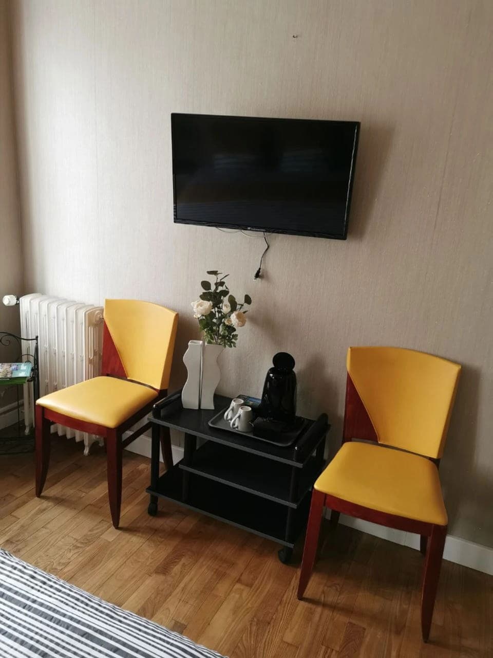 Basic Double Room, Garden View | Living area