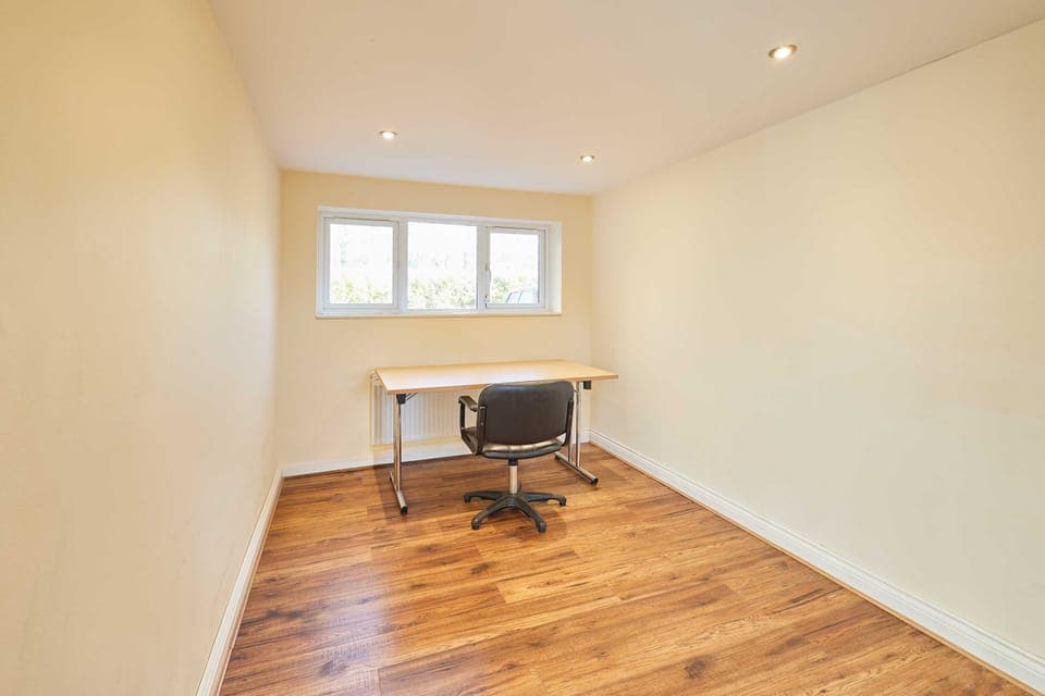 House | 3 bedrooms, desk