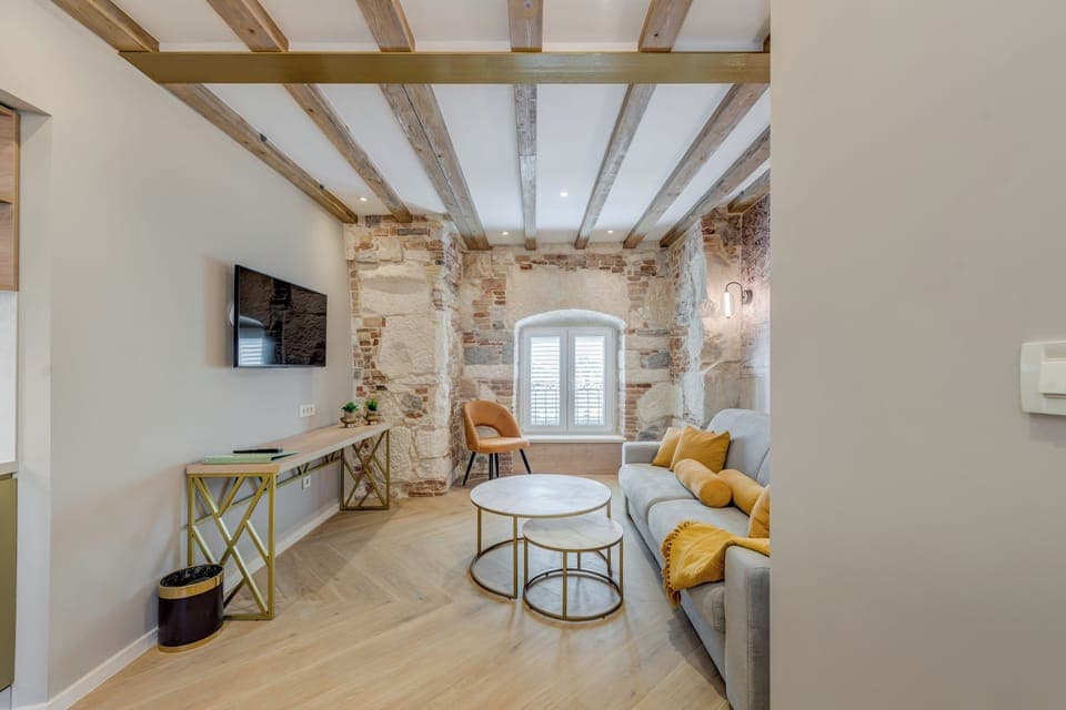 Deluxe Suite, sea view | Minibar, in-room safe, desk, laptop workspace