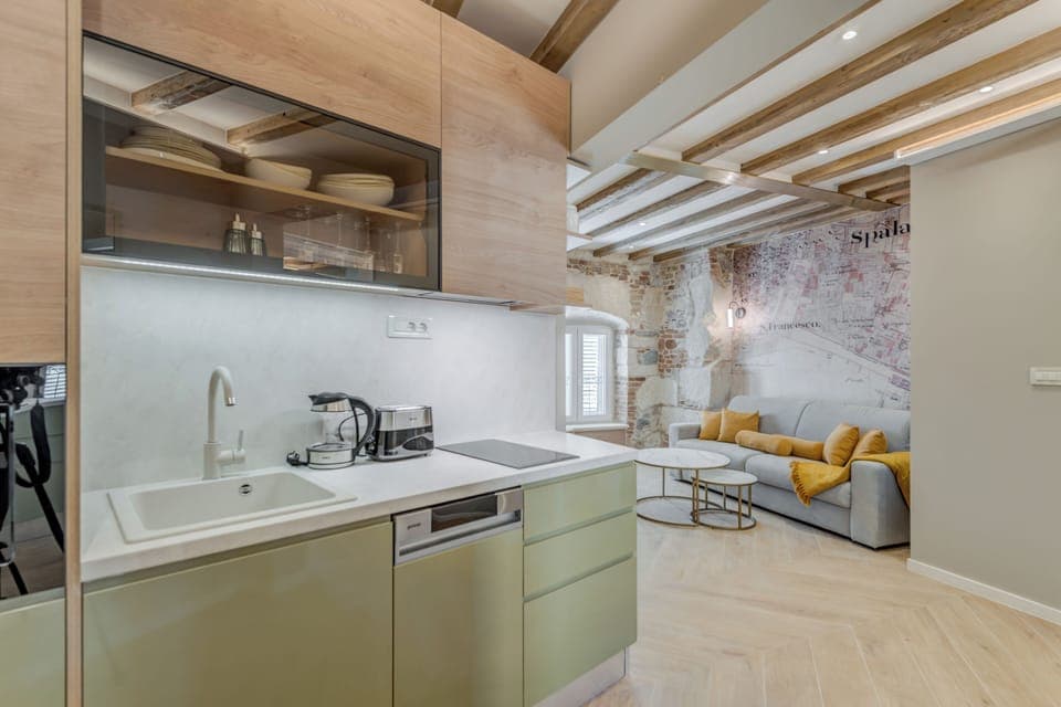 Deluxe Suite, sea view | Private kitchen