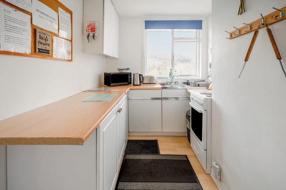 Chalet | Private kitchen | Fridge, microwave, oven, stovetop