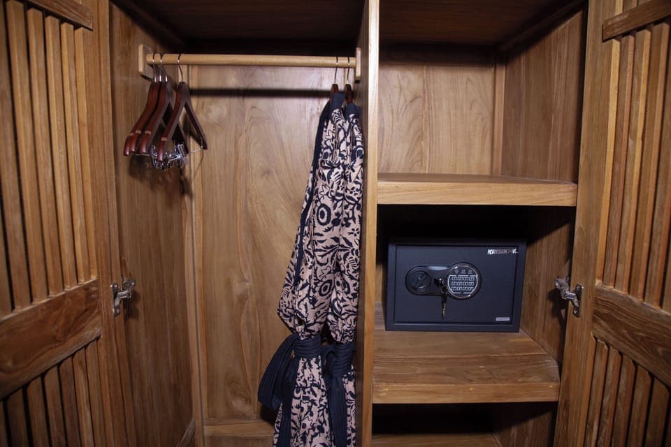 One Bedroom Wooden Suite | Safe