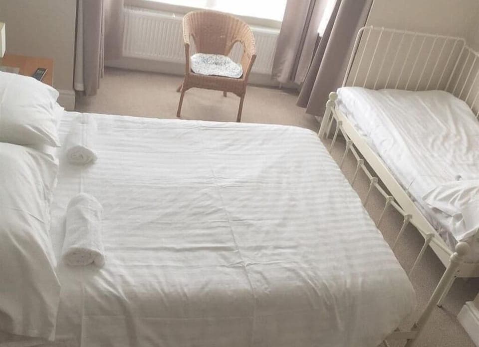 Standard Suite, Ensuite | Laptop workspace, free WiFi