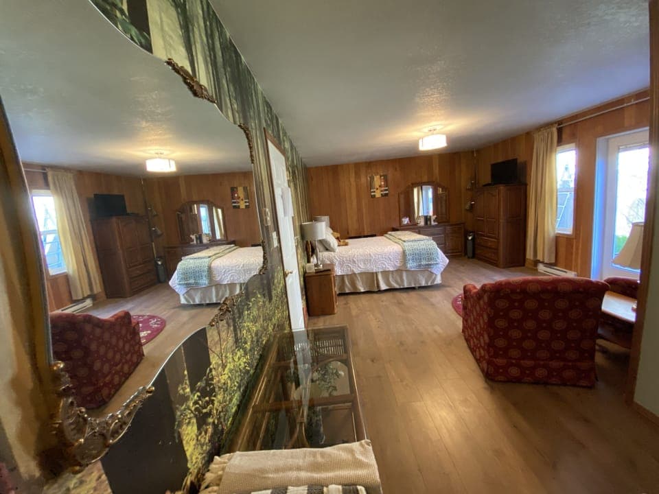 Room, 1 Queen Bed | Hypo-allergenic bedding, free WiFi