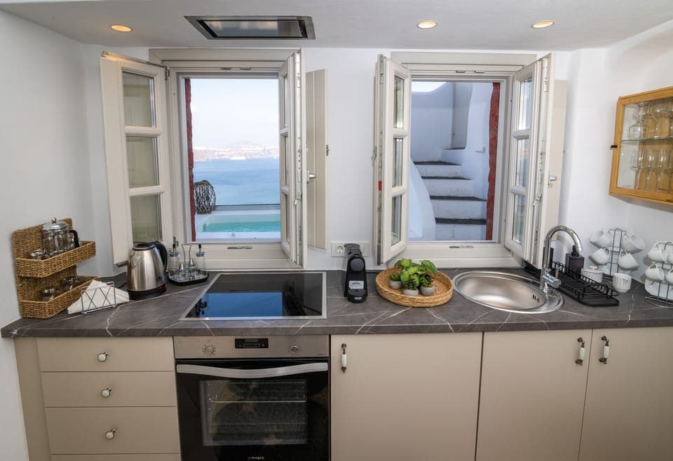 Luxury Villa Caldera & Volcano View 400meters from main hotel | Private kitchen | Fridge