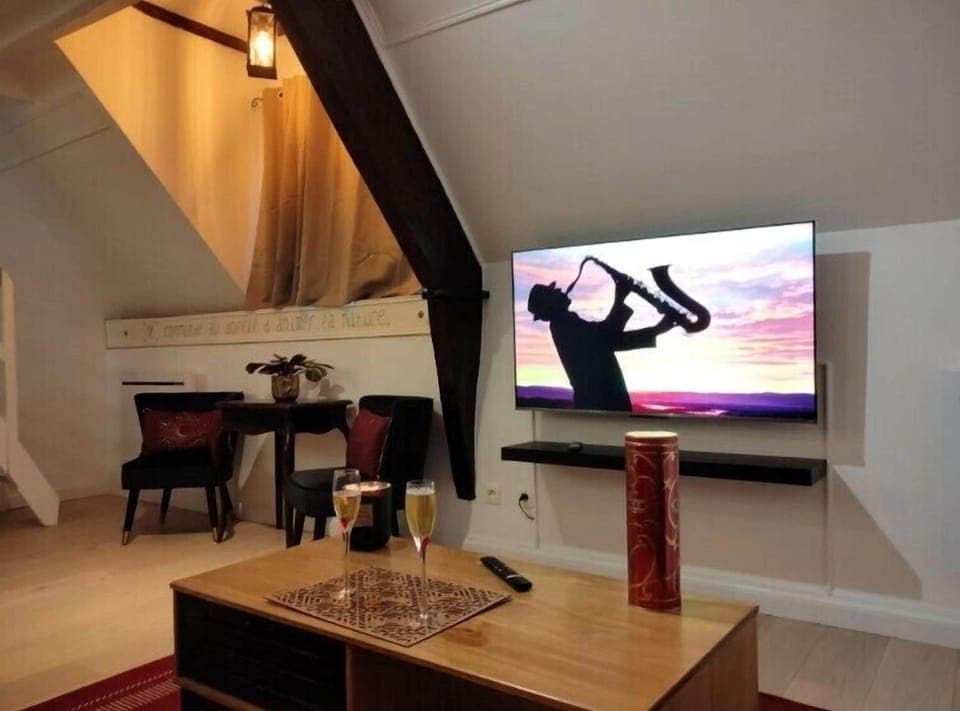 Comfort Apartment, Garden View | Living area | TV