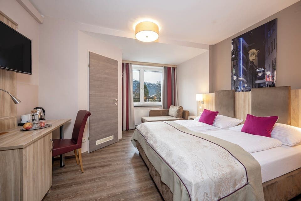 Junior Comfort | Premium bedding, in-room safe, desk, blackout drapes