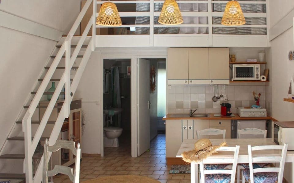 Deluxe Apartment, Garden View | In-room dining