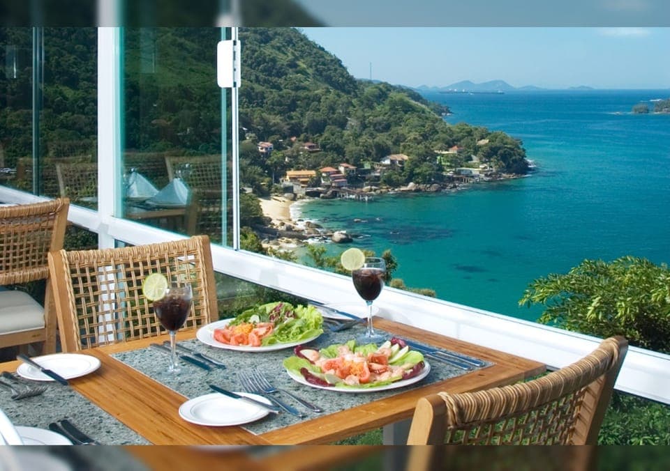 3 restaurants, breakfast, lunch, dinner served; international cuisine