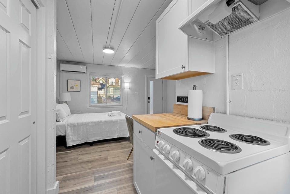 Studio, 1 Queen Bed, Patio, Garden View (Chic City Retreat 93E) | Interior