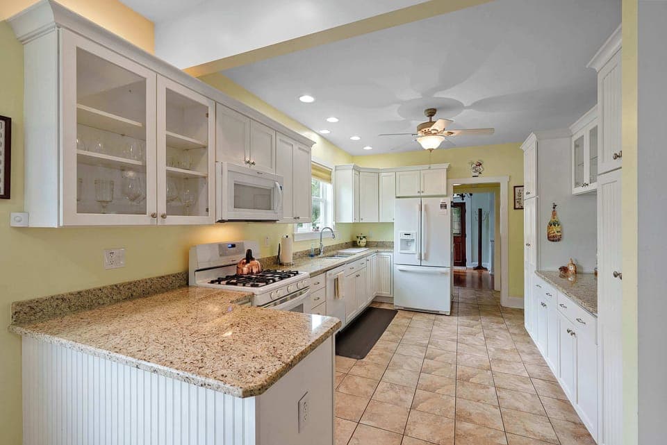 House, Multiple Beds, Patio, Garden View (Classic Charm on Ashland) | Private kitchen | Fridge, microwave, oven, stovetop