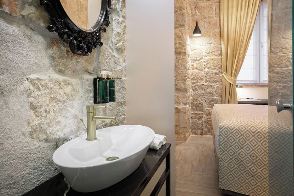 Design Room, Courtyard View 2 | Bathroom | Shower, free toiletries, hair dryer, slippers