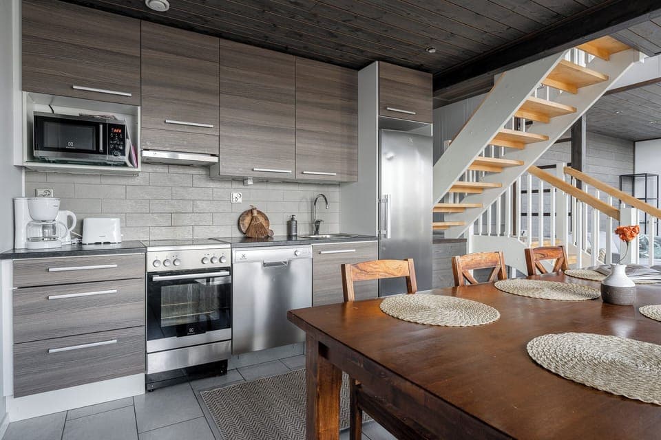 Superior Duplex, Multiple Beds, Partial Lake View, Slope side | Private kitchen | Full-size fridge, microwave, oven, stovetop