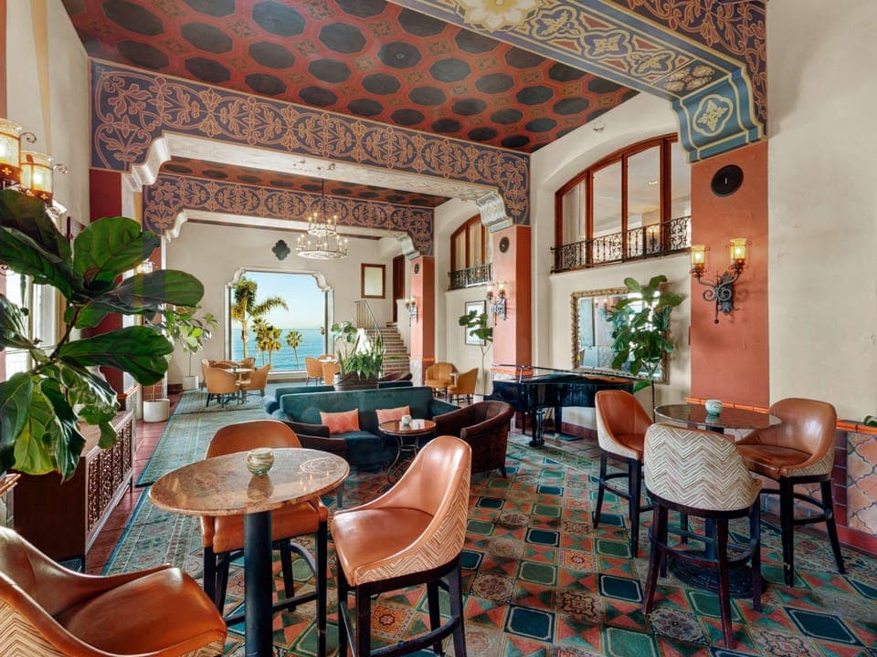 2 bars/lounges, piano bar