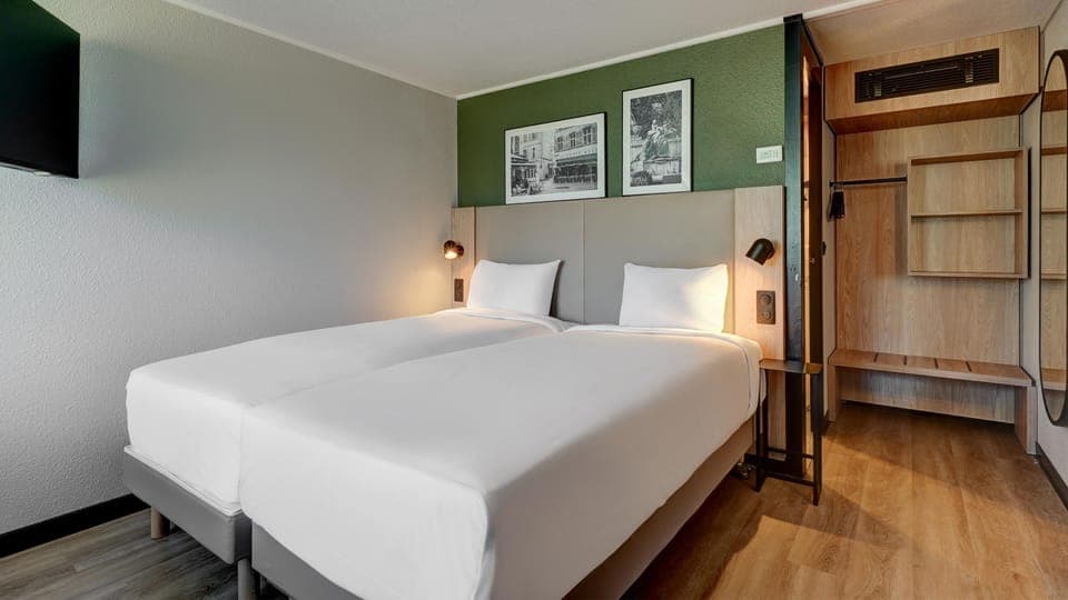 Standard Room, 2 Twin Beds | Premium bedding, desk, blackout drapes, iron/ironing board