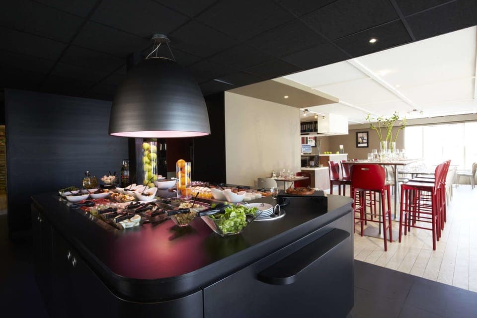 Lunch and dinner served, French cuisine