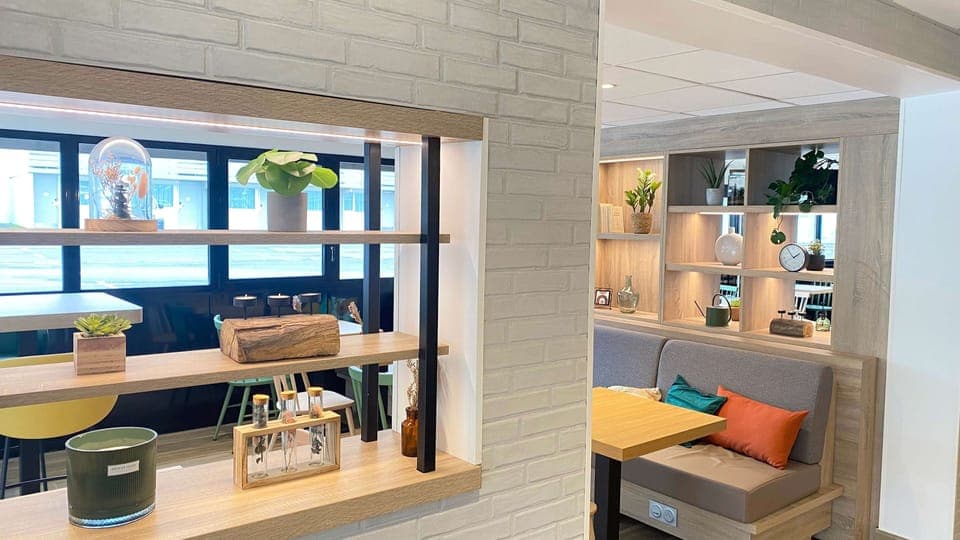 Breakfast and dinner served, French cuisine