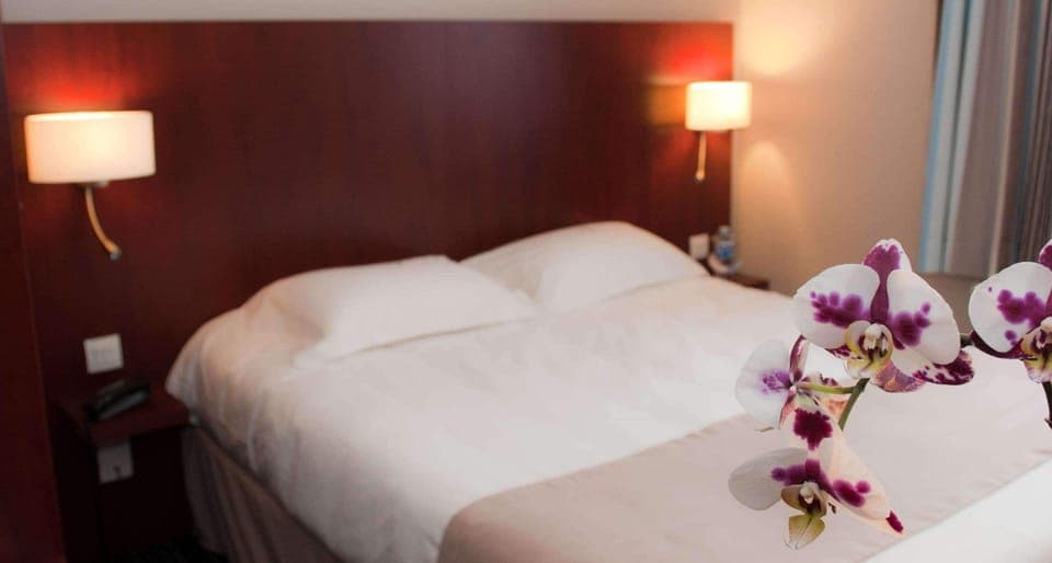 Desk, soundproofing, free WiFi, bed sheets