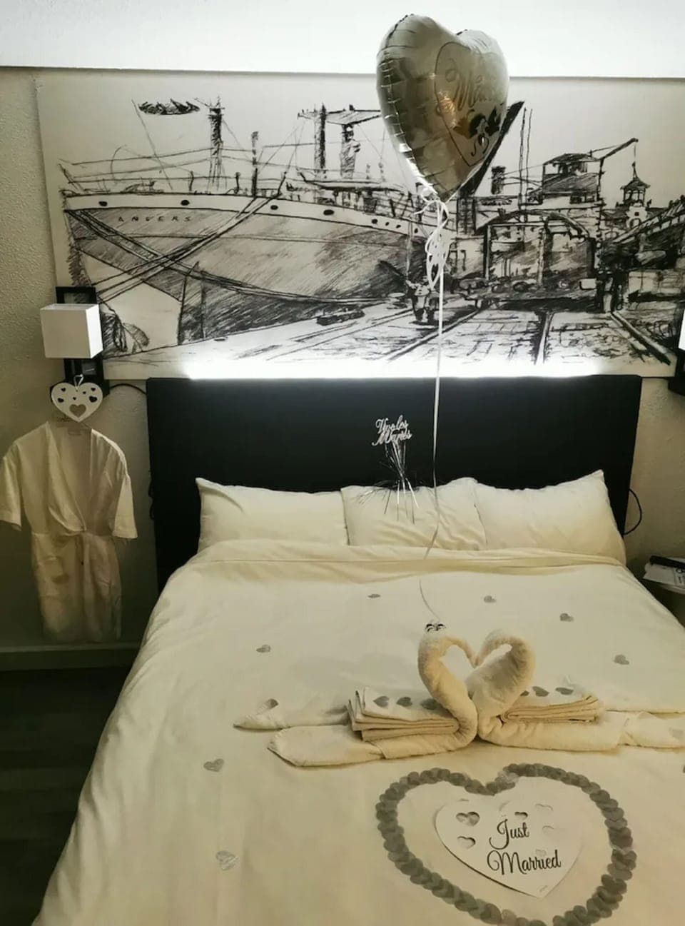 Standard Room, 1 Double Bed | Desk, soundproofing, iron/ironing board, free WiFi