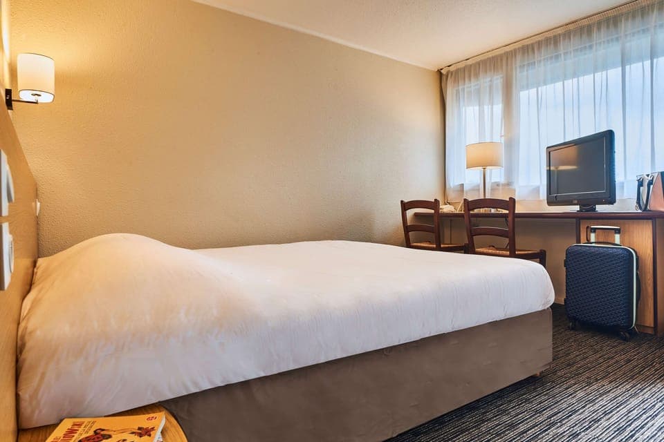 Standard Room, 1 Double Bed | 1 bedroom, premium bedding, desk, blackout drapes