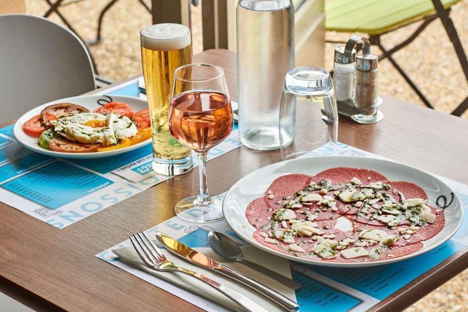 Breakfast, lunch, dinner served; French cuisine 