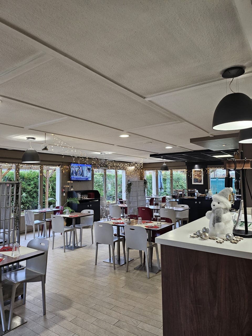 Breakfast, lunch, dinner served; French cuisine 