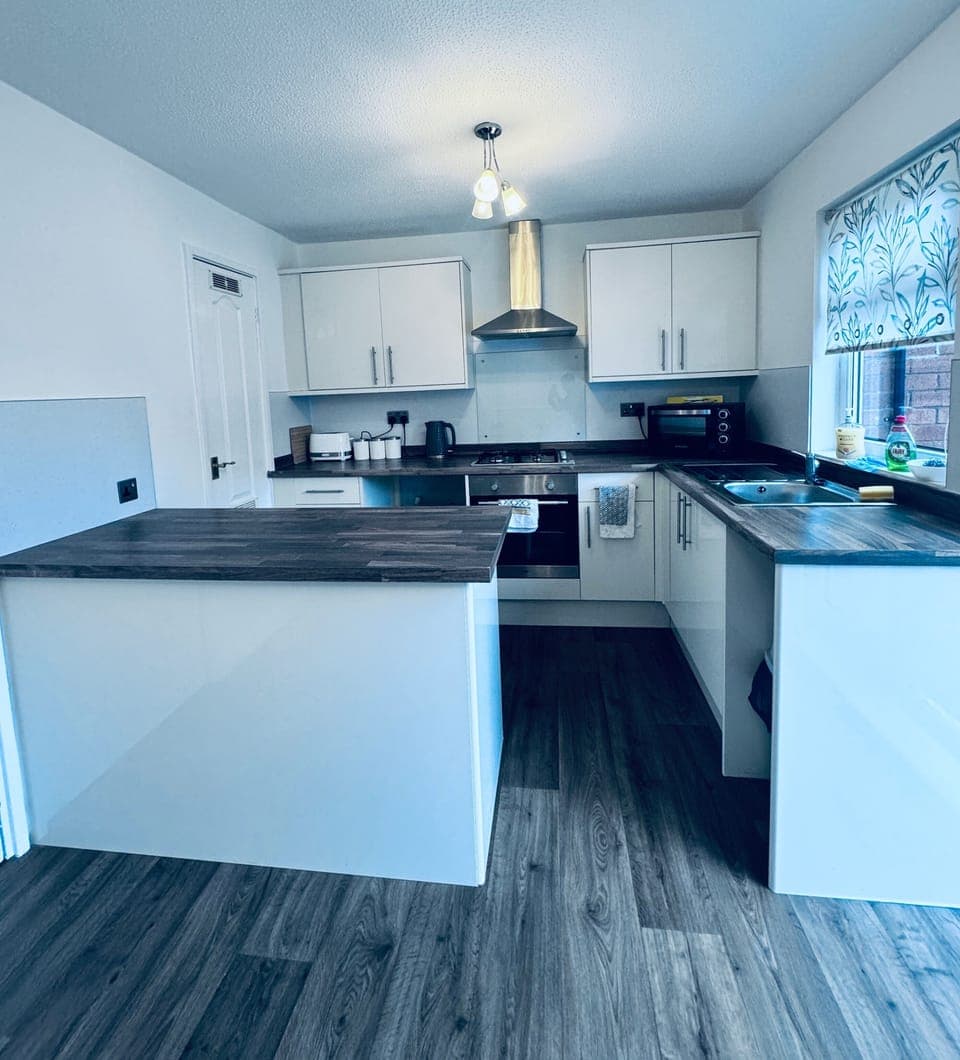 House | Private kitchen | Fridge, microwave, oven, stovetop