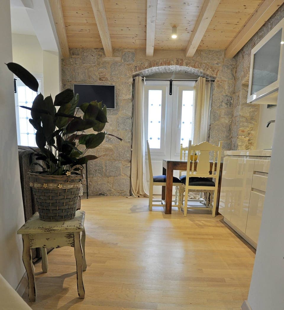 Room, 1 Bedroom, Smoking | Living room