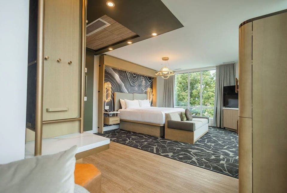 Suite, Corner (Kirkwood) | In-room safe, laptop workspace, blackout drapes, soundproofing