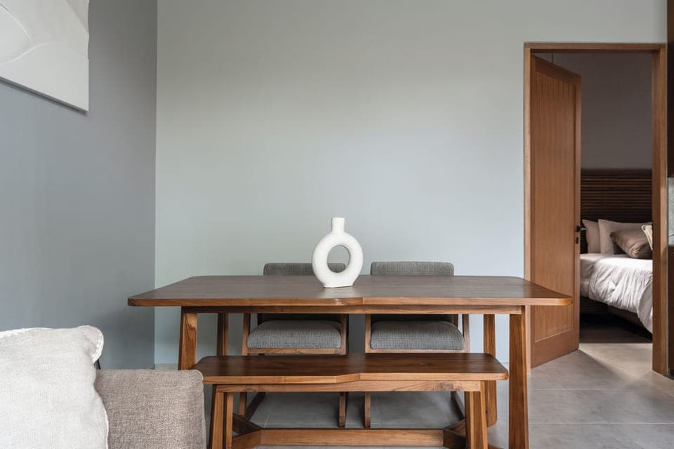 Deluxe Villa, Balcony, Pool View | Dining room