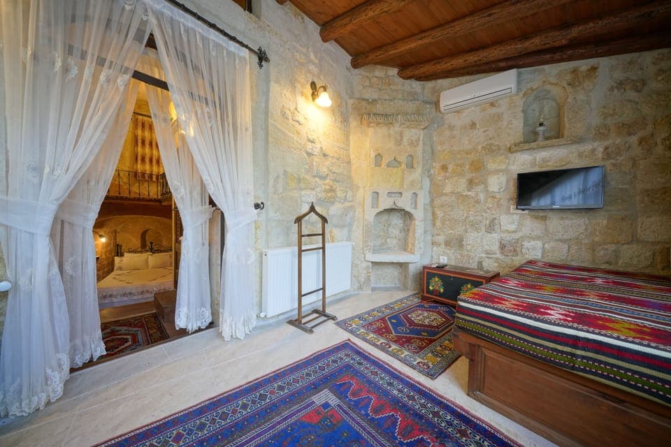 Cave Room | Living area | 38-inch LCD TV with satellite channels