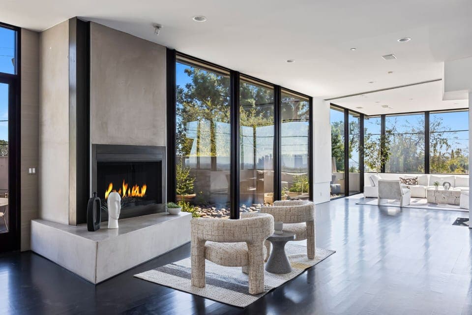 Deluxe House, City View | Living area | 55-inch Smart TV with digital channels