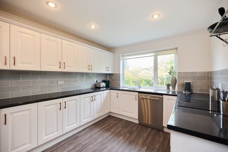 House (5 Bedrooms) | Private kitchen | Fridge, oven, dishwasher