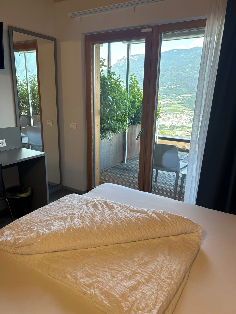 Blackout drapes, free WiFi, bed sheets