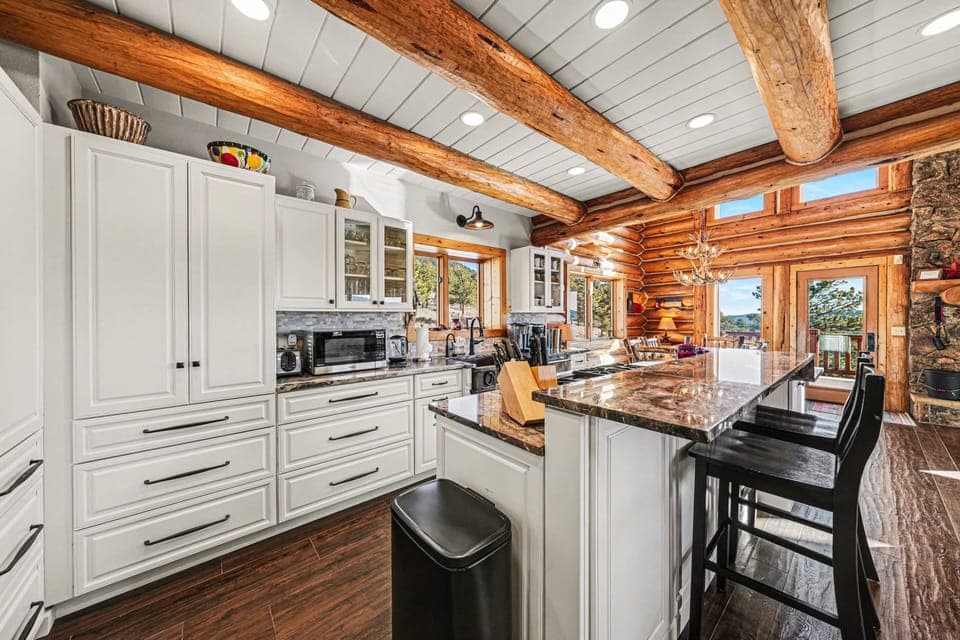 Cabin, 3 Bedrooms | Private kitchen | Fridge, oven, coffee/tea maker, toaster