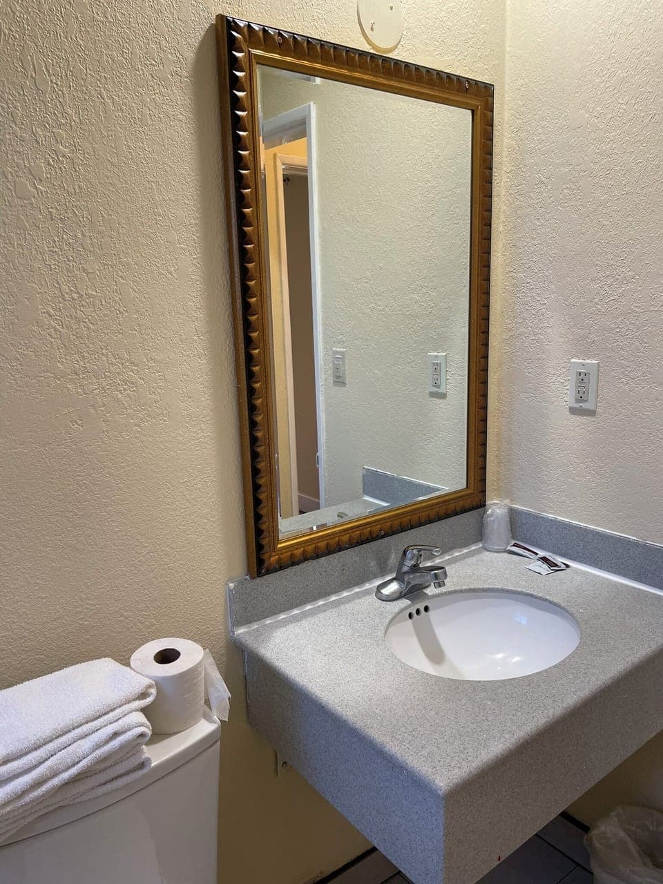 Standard Suite, Non Smoking | Bathroom | Soap, shampoo, toilet paper