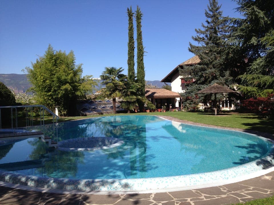 Outdoor pool, pool umbrellas, sun loungers