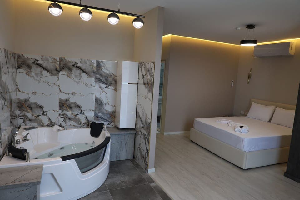 Honeymoon Suite, 1 King Bed, City View | Bathroom | Shower, hydromassage showerhead, designer toiletries, hair dryer