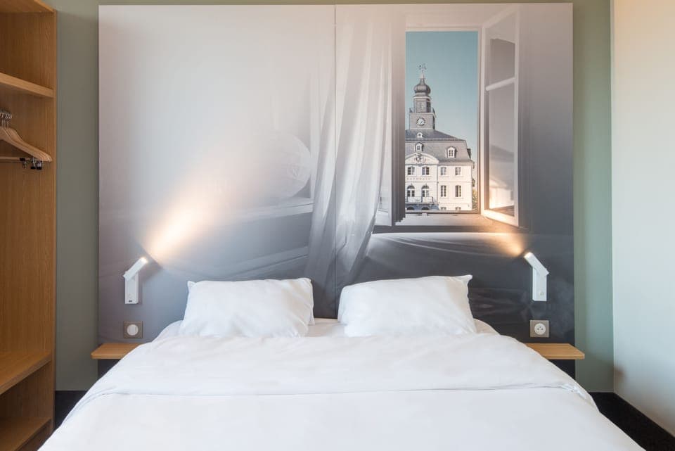 Premium bedding, desk, soundproofing, free WiFi