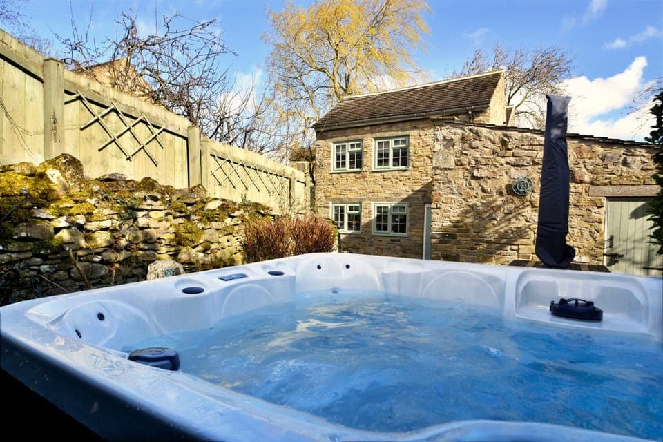 Cottage | Outdoor spa tub